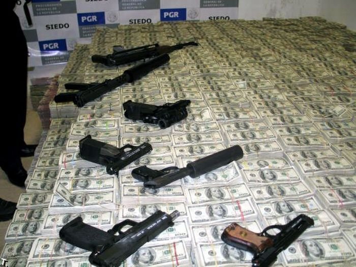Вещи, конфискованные у мексиканских наркобаронов (32 фото)