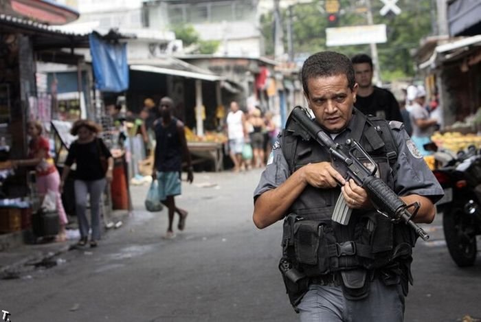 Война в трущобах Рио де Жанейро (35 фото)