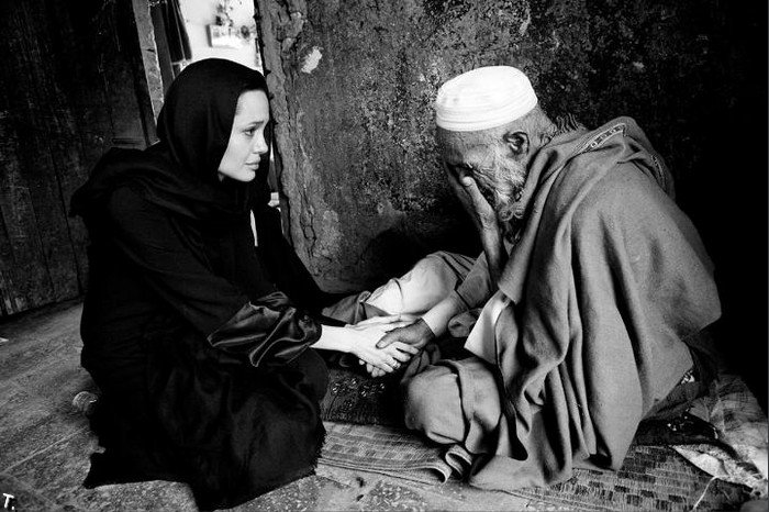 Анжелина Джоли в Афганистане (21 фото)