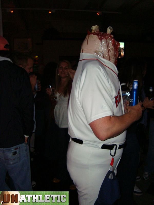 Кровавый костюм на Хэллоуин (4 фото)