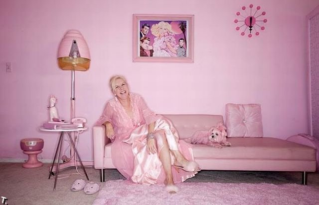 Женщина, которая любит розовый цвет (14 фото)