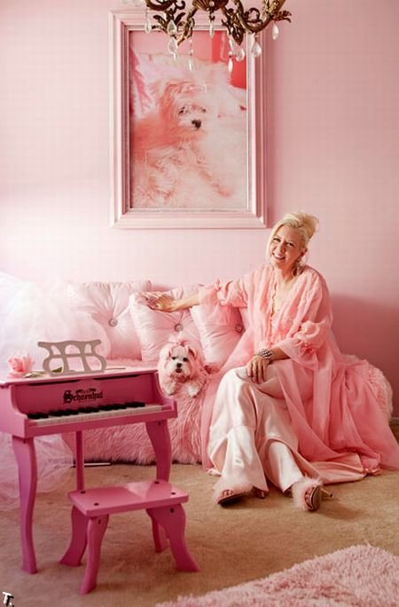Женщина, которая любит розовый цвет (14 фото)