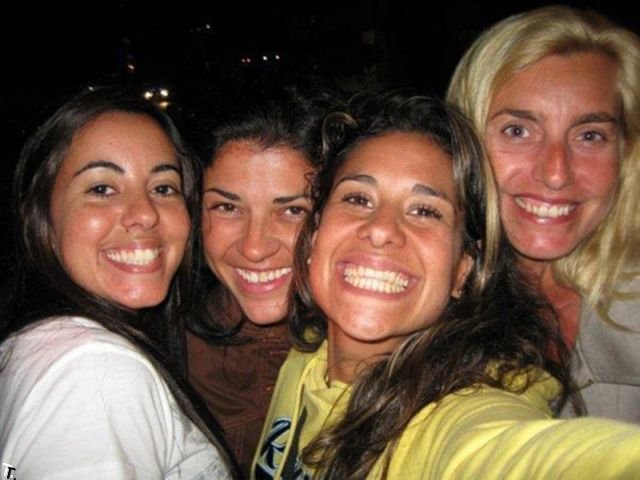 Бразильская девушка с застывшей улыбкой (11 фото)