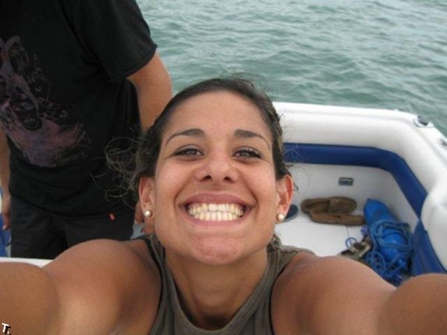 Бразильская девушка с застывшей улыбкой (11 фото)