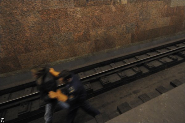 Попытка самоубийства в питерском метро (5 фото)