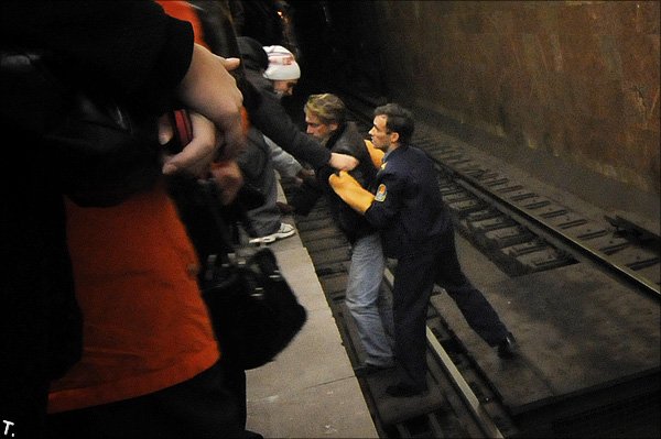 Попытка самоубийства в питерском метро (5 фото)
