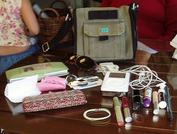 Что можно найти внутри женских сумочек (14 фото)