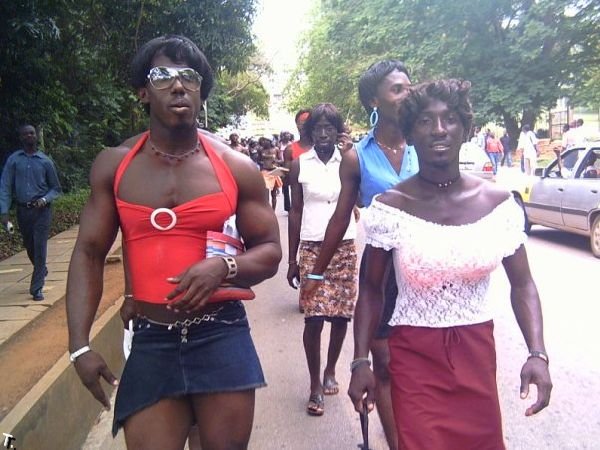 Парад африканских трансвеститов (23 фото)