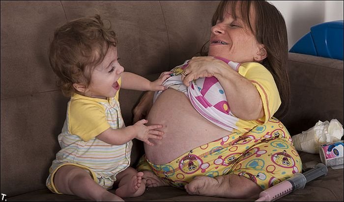 Самая маленькая мама в мире снова беременна (7 фото)