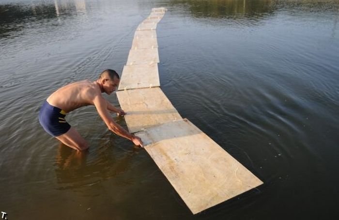 Шаолинские монахи не умеют бегать по воде (5 фото)