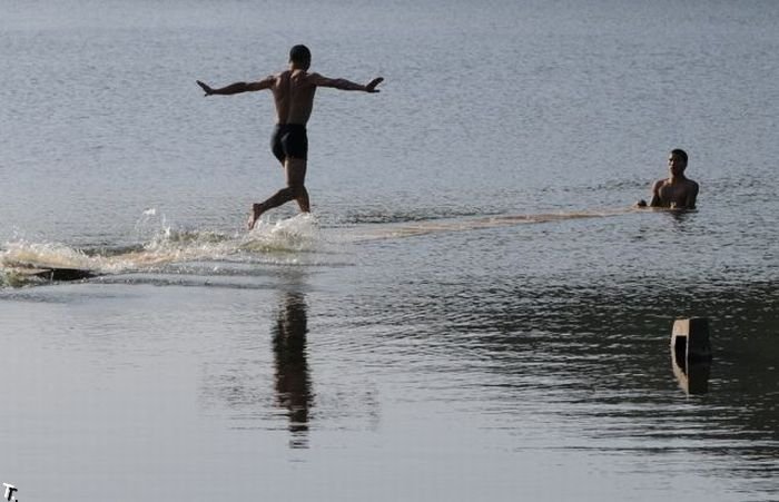 Шаолинские монахи не умеют бегать по воде (5 фото)