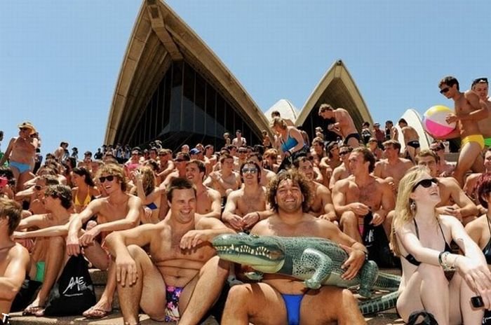 Парад в купальниках в Сиднее (23 фото)