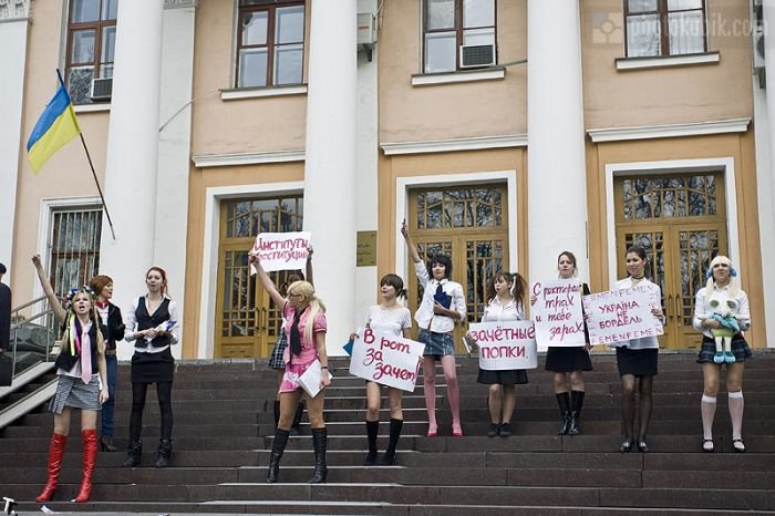 Акция против секс-эксплуатации студенток (11 фото)