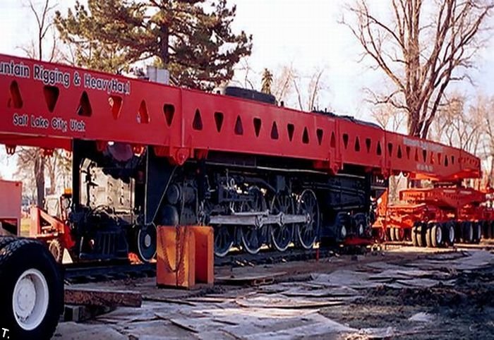 Как перевезти локомотив без рельс (5 фото)