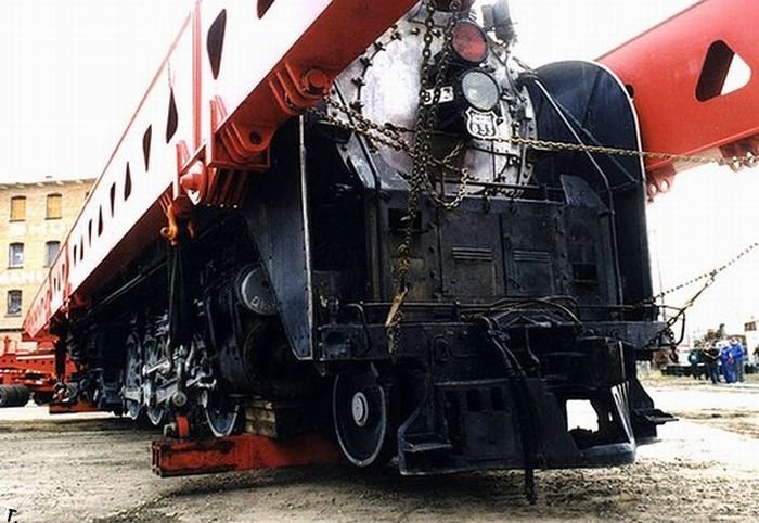 Как перевезти локомотив без рельс (5 фото)