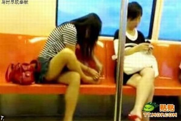 Девушка решила подстричь ногти в метро (7 фото)