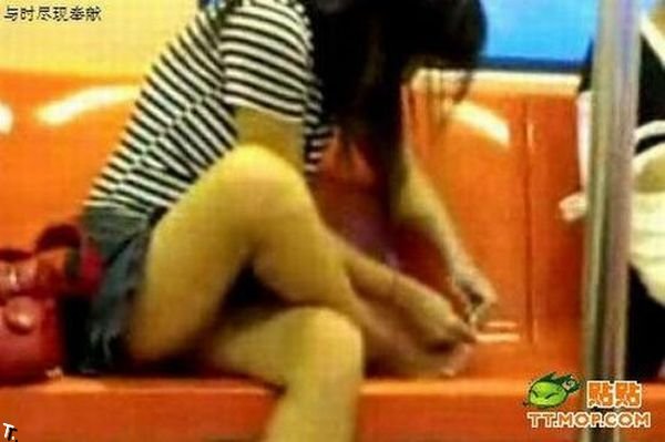 Девушка решила подстричь ногти в метро (7 фото)