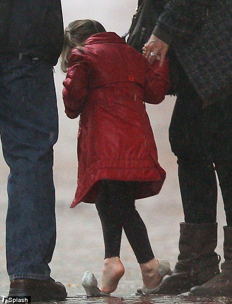 Сури, дочь Тома Круза и Кэти Холмс носит каблуки (13 фото)