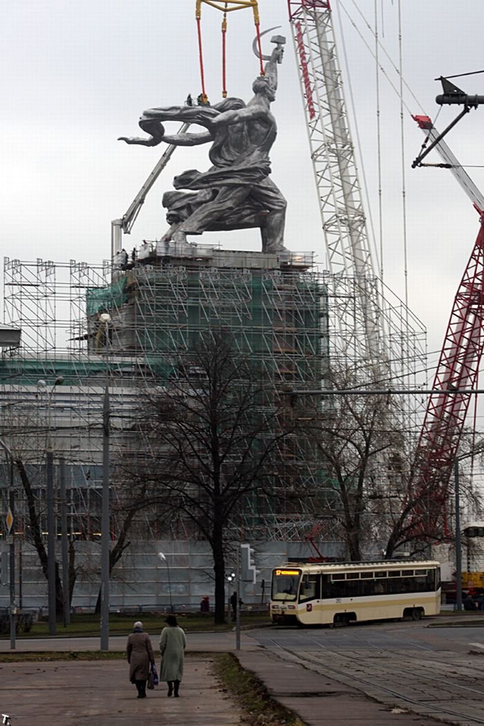 В Москве снова поставили монумент "Рабочий и Колхозница" (63 фото)