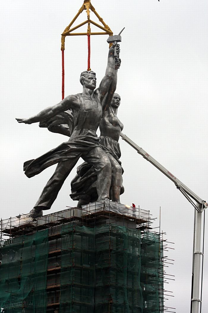 В Москве снова поставили монумент "Рабочий и Колхозница" (63 фото)