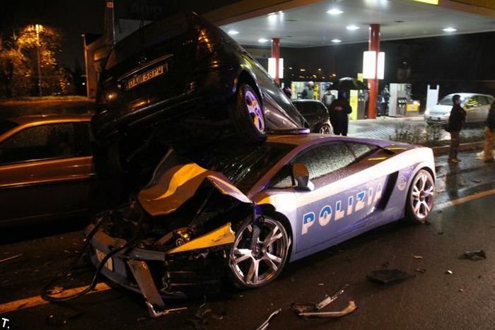 В Италии разбили полицейский Lamborghini Gallardo LP560-4 Polizia (5 фото)