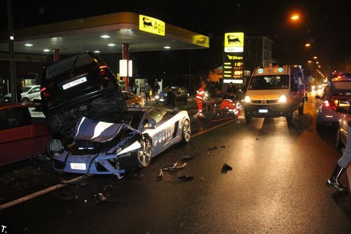 В Италии разбили полицейский Lamborghini Gallardo LP560-4 Polizia (5 фото)