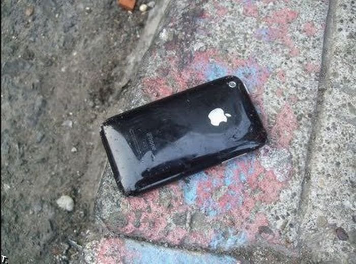 Разбитые телефоны iPhone (23 фото)
