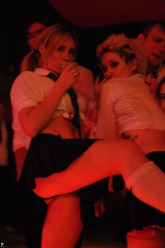Девушки в школьной форме в ночных клубах (100 фото)