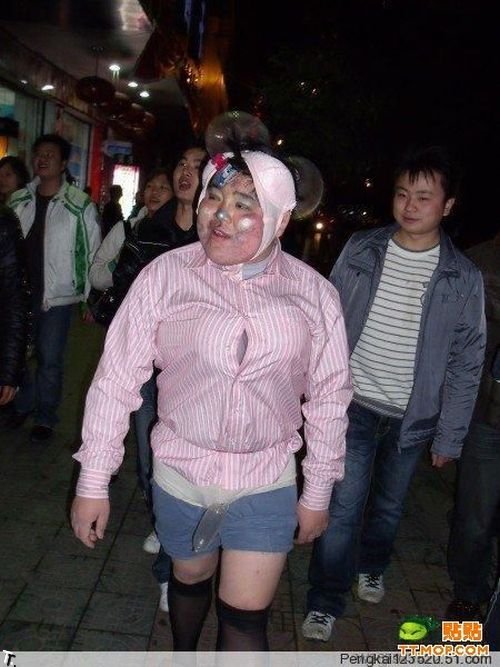 Смешной парень на улице в Китае (10 фото)