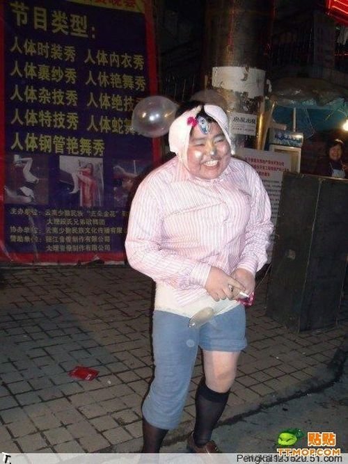Смешной парень на улице в Китае (10 фото)
