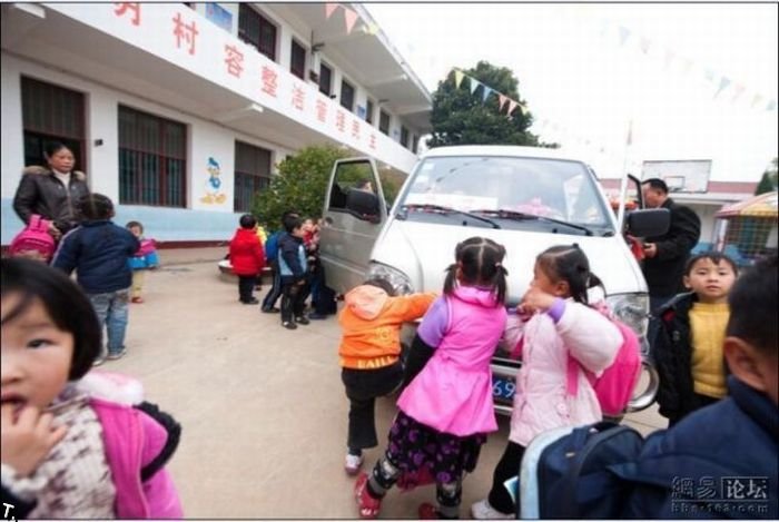 Школьный автобус в Китае (6 фото)