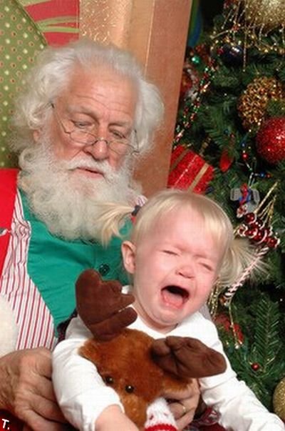 Не все дети в восторге от Санта-Клаусов (46 фото)