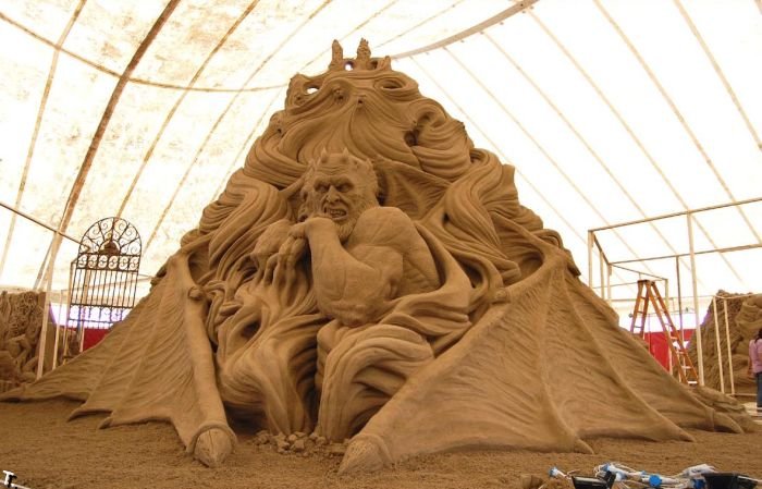 Постройка скульптуры из песка (16 фото)