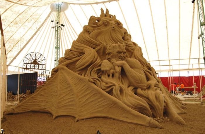 Постройка скульптуры из песка (16 фото)