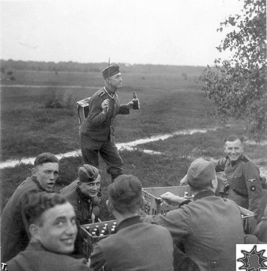 Немецкие солдаты отдыхают (24 фото)