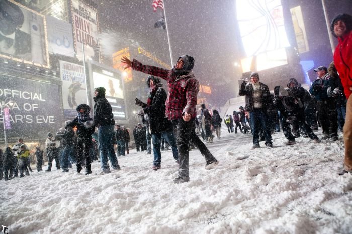 Великая снежная битва на Таймс-Сквер (15 фото)