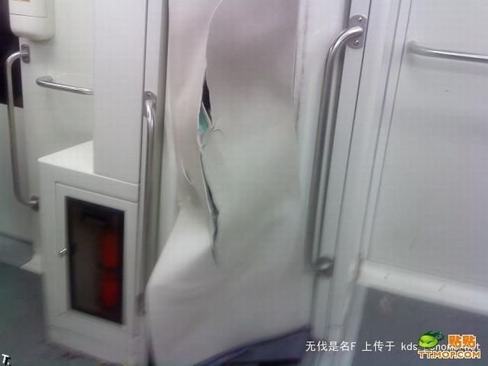 Столкновение поездов в шанхайском метро (17 фото)