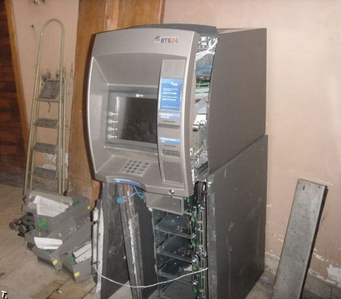 Взломанный банкомат (7 фото)