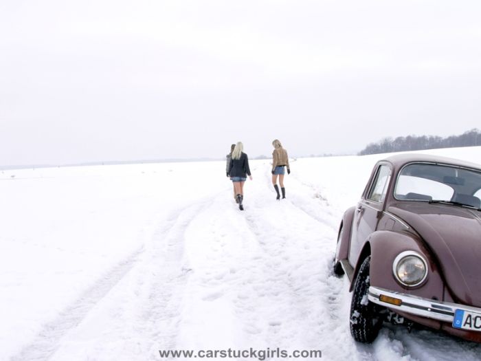 Девушки на зимних дорогах (36 фото)