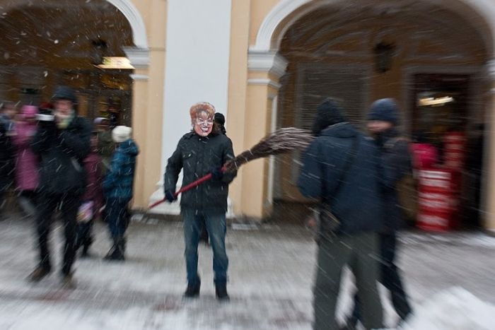 Акция анархистов "Матвиенко убирает снег" (14 фото)