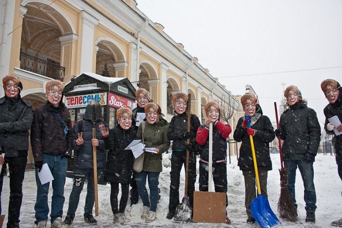 Акция анархистов "Матвиенко убирает снег" (14 фото)