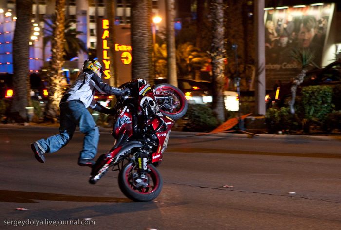 Трюки на мотоциклах (18 фото + видео)