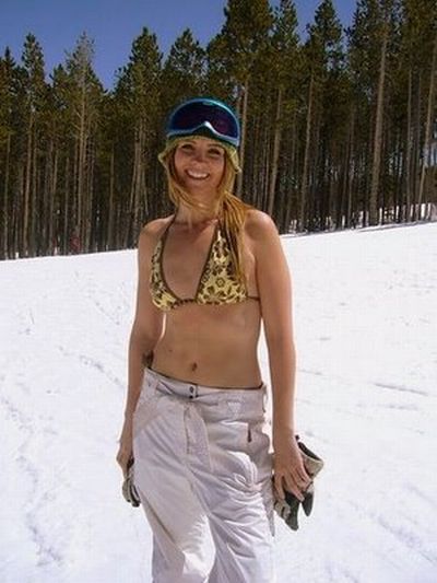 В бикини на лыжне (33 фото)