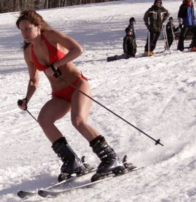 В бикини на лыжне (33 фото)