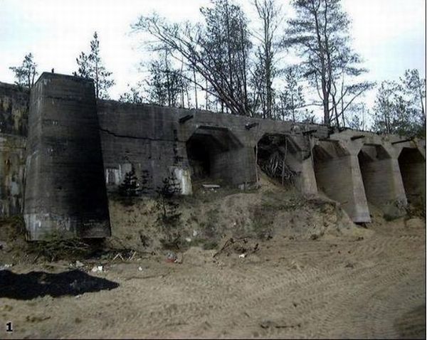 Бункер времен Второй Мировой Войны (22 фото)