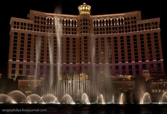 Шикарное шоу фонтанов в Лас Вегасе (32 фото)