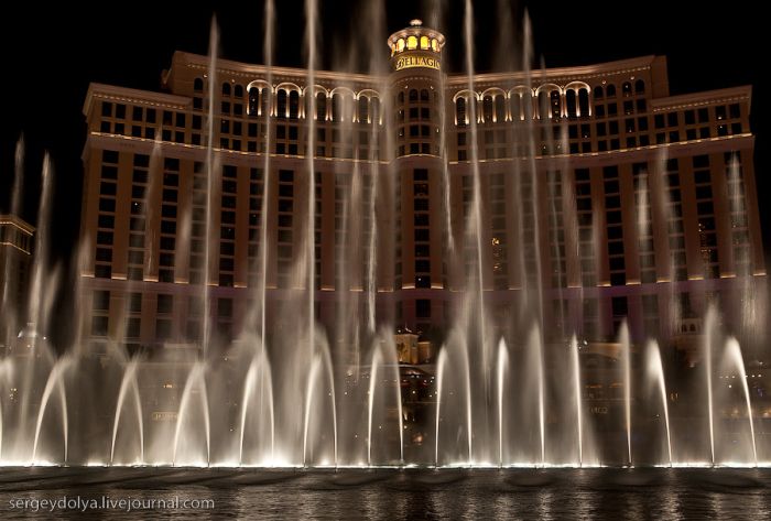 Шикарное шоу фонтанов в Лас Вегасе (32 фото)