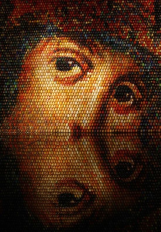 Мозаика образа Девы Марии из пасхальных яиц (4 фото)