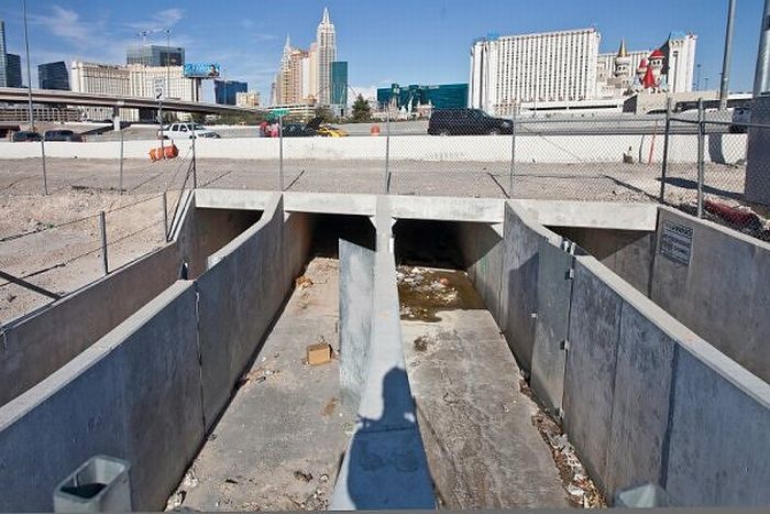 Жизнь в подземных туннелях Лас Вегаса (9 фото)