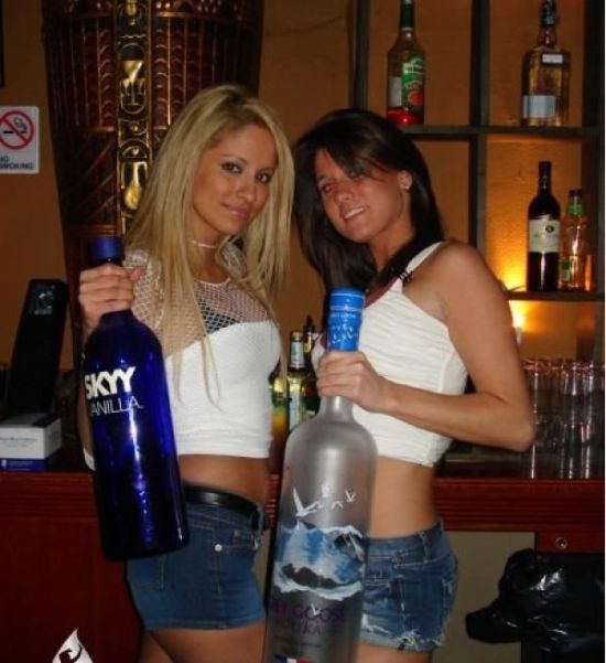 Девушки бармены (52 фото)